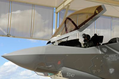 Her er Morten Hanche i cockpiten på et F-35 tilhørende det amerikanske flyvåpenet. 