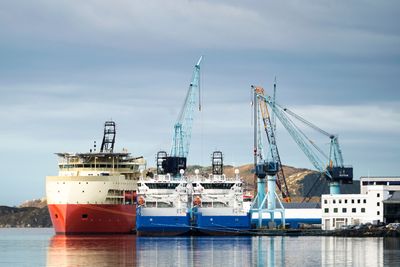 En stor og to små. Island Venture med sine 160 meter i lengde og 30 meters bredde får de to blåmalte PSV-ene til å se små ut. 