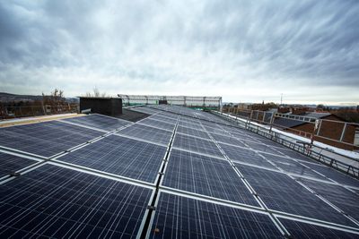 Mandag ble det installert 392 kvadratmeter med solceller på taket av trygdeboligene som rehabiliteres på Tåsen i Oslo. 
