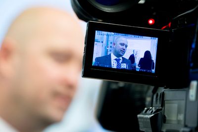 Justis- og beredskapsminister Anders Anundsen (Frp) mottok Digitalt sårbarhetsutvalg sin utredning mandag formiddag.
