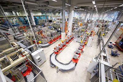 Automatisering: Maskiner gjør det meste av arbeid med motorene hos Volvo i Skövde. 