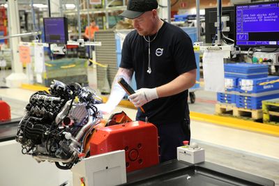  En fagarbeider ved Volvos nye fabrikk i Skovde i Sverige. Mye av arbeidet er nå automatisering, men behovet for fagarbeidere er fortsatt stort. 