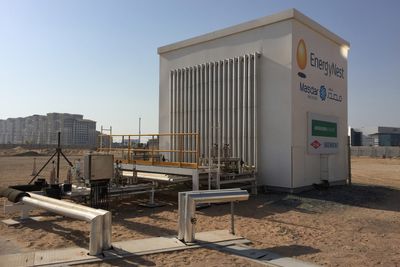 ENERGILAGER: Norske EnergyNest har utviklet teknologi for å lagre varme i betong. Over jul kobles betonglageret til denne enheten for konsentrert solkraft i Masdar City i Abu Dhabi.
