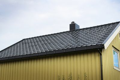 Det kommer stadig nye løsninger for bygningsintegrerte solceller. På dette huset i Trøndelag har taksteinen integrerte solceller.