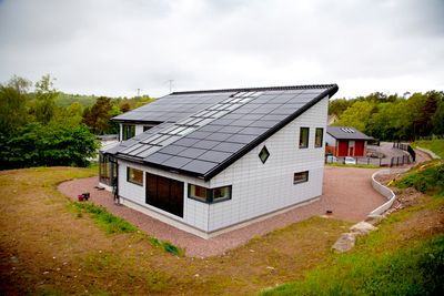Lager utstillingsvindu: Hans-Olof Nilsson bor i Agnesberg utenfor Gøteborg. På dagen driver han et vindkraftselskap. Ellers bruker han all ledig tid på å gjøre det nybyggede huset uavhengig av strømnettet. På taket er 20 m2 kledd med solfangere og solceller (20kW), som styres i retning av solen.