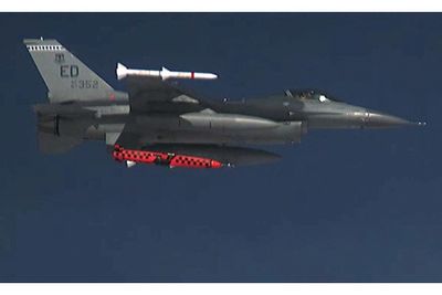 Det oransje JSM-testmissilet ble sluppet fra et F-16 på 22 000 fots høyde. 