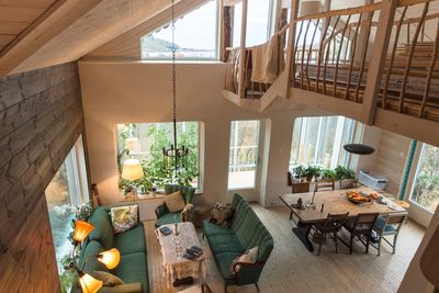 Vanlig komfort: Interiørbilder fra huset til Espen og Tove Seierstad viser at det er mulig å leve offgrid i Norge med moderne boligstandard. De kan kose seg med både romslig stue og varme i håndklestativet på badet. 