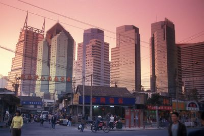 Shenzhen: Byen med over 18 millioner­­ menneske­­r er en av verdens mest dynamisk­­­e industribyer og ligger rett over grensen fra Hong Kong. Snittalderen ligge på cirka 30 år. ⇥foto: colourbox