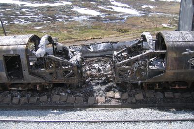 Brannen på Hallingskeid stasjon i 2011. Et Signatur-togsett og store deler av snøoverbygget brant.