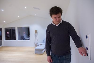 Petter Dahle Melhus og familien er blant de 100 huseierne som har fått Lyse sin smarthus-teknologi installert kostnadsfritt i boligen. I omkring tre år framover vil selskapet måle utviklingen i energibruken i huset, som en del av et stort europeisk smartby-prosjekt. 