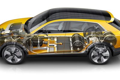Slik er den hydrogen-elektriske drivlinja på Audi h-tron quattro. 