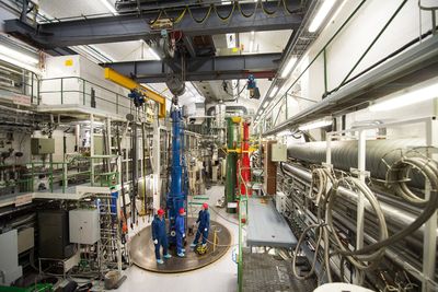 Lastes inn: Den andre testriggen med thorium-brenselstaver ble lastet inn i IFEs testreaktor i Halden i desember. Forsøkene med den første testriggen går så bra at de første kjernekraftverkene vil kunne ta i bruk thoriumbrensel som er kvalifisert av Thor Energy allerede i 2018. 