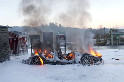 En Tesla Model S 2014-modell ble totalskadd etter at den tok fyr under lading på en hurtigladestasjon på Brokelandsheia i Gjerstad kommune i Aust-Agder fredag.  