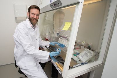 Ny æra: – Dette åpner en ny æra i genetikkforskningen, sier Simon Dankel ved UiB. Her arbeider han med cellekultur i et avtrekksskap. Foto: Anne Sidsel Herdlevær/UiB