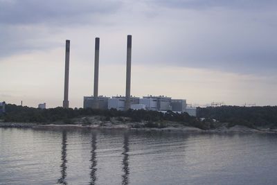 Eons oljekraftverk i Karslhamn er en del av Svenska kraftnäts effektreserve. Det står stille mesteparten av året, og produserer kun i i anstrengte kraftsituasjoner.