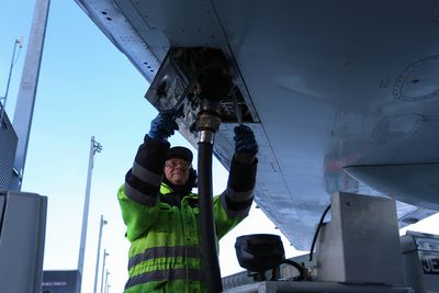 Første leveranse: SAS, Lufthansa Group og KLM som har inngått avtale med Air BP om kjøp av totalt 1,25 millioner liter bio-jetfuel i 2016. Det er første gang flydrivstoffprodusenten leverer bio-jetfuel til et felles tankanlegg for hele flyplassen.