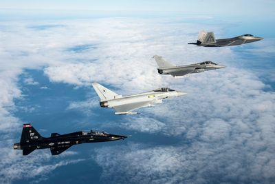 Dassault Rafale (nr 2) og Eurofighter Typhoon (nr 3) er to mulige erstattere for F-18 i Finland. Det er ikke F-22 Raptor (nr 1) eller treningsflyet T-38 Talon. Bildet er fra en øvelse i desember der Frankrike, Storbritannia og USA trente på felles luftoperasjoner. 