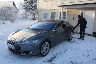 Nå kan Arne Steimoeggen endelig lade Teslaen sin Ottestad i Stange kommune i Hedmark. Alt tyder på at det var «smarte» strømmålere som gjorde ladingen umulig.