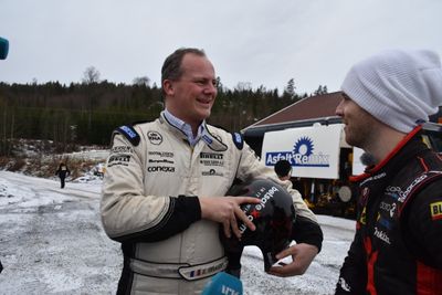 samferdselsminister Ketil Solvik-Olsen fikk kjørt seg sammen med daglig leder i Asfalt Remix, Eyvind Brynildsen. Foto: Odd Borgerstrand