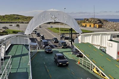 MF "Stavangerfjord" slipper biler ombord på Mortavika. Senest i 2019 får den avløsning av større båter. De som vil drive dem, må gi anbud innen 2. juni. (Foto: Anders Haakonsen).