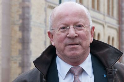 Direktør Torstein Olsen i Nasjonal kommunikasjonsmyndighet vil, sammen med forbrukerombudet, følge med på om bedrifter følger pålegget om å ikke ta ekstra betalt når kundene deres ringer kundeservice.