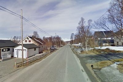 Langs deler av Tønsvikvegen er det randbebyggelse på begge sider. Her kommer det fortau på høyre side av kjørebanen. (Foto: Google).