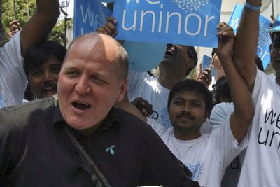 Konsernsjef Sigve Brekke i Telenor under en kampanje i India. Nå får ikke lenger Telenor og andre aktører tilby Facebook-surfing gratis til kundene.