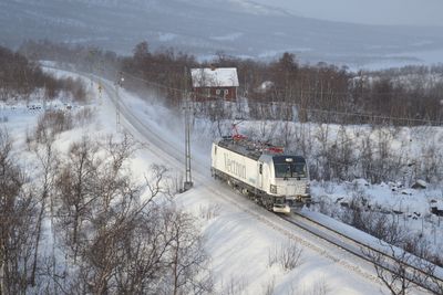 Plogtypen var også påmontert et Vectron-lokomotiv som gjennomførte vintertester i Sverige i 2012. Lokomotivet ble benyttet i ordinær trafikk for å teste vinteregenskapene, men det ble ikke gjennomført egne tester av lokomotivets brøyteegenskaper.