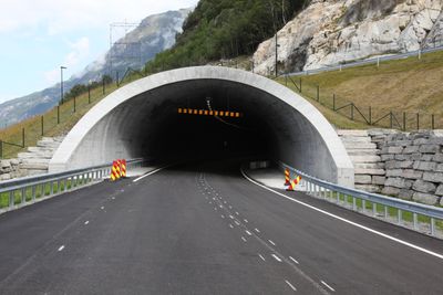 Den er 7 430 meter lange Oppdølstrandtunnelen er riksvei 70 mellom Sunndalsøra og Ålvundeid i Sunndal kommune.