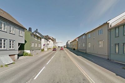 Fylkesveg 862 gjennom Tromsø sentrum er en av vegene som vinneren av driftskontrakten får ansvaret for. Mye skal skje hvis det ikke blir Mesta. (Foto: Google).