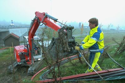 Å bygge ut bredbåndsinfrastruktur er kostbart. Derfor har myndighetene gått inn med millionstøtte til flere av prosjektene. I Nordland skal en av utbyggerne ha vært litt vel ivrig med viderefaktureringen. Bildet er fra Skesdsmo i 2003, der Veidekke gravde grøfter for å plassere fiberkabler. 