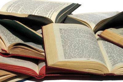 Papirboka vil råde i norske bibliotek i lang tid framover. Nå legges prøveordningene for utlån av e-bøker på hylla.