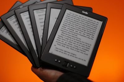 Amazon Kindle fikk fart på e-bokmarkedet. Lesebrett som produktkategori opplever derimot kraftig nedgang. Kindle vil uansett overleve som digitalt format og som app til nettbrett, pc og mobil.