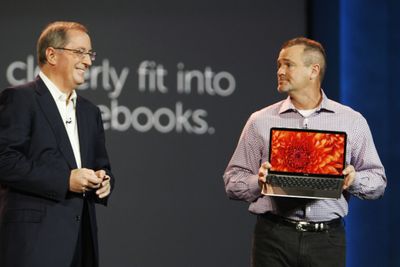 Jeff Clarke fra Dell viser selskapets nye Ultrabook til Intel-sjef Paul Otellini, på forbrukermessen Consumer Electronics Show i Las Vegas tirsdag. Ultrabook er en formfaktor som kan bidra til å relansere pc-markedet, tror Gartner.