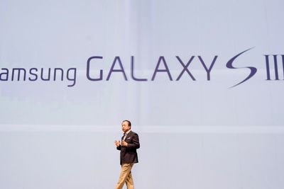 Samsungs mobilsjef, JK Shin, sine notater fra da iPhone ble lansert ble mandag fremlagt som bevis i rettssaken mellom Apple og Samsung. På bildet presenterer Shin Samsungs nye flaggskip på en presentasjon i London. Telefonen Galaxy S III er en av telefonene som Apple mener er en kopi av iPhone. 