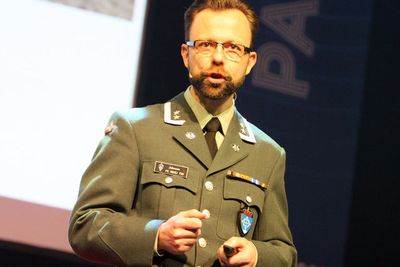 DATAKRIG ER KREVENDE: Oberstløytnant Roger Johnsen utdanner Forsvarets kyberkrigere. Dette er profesjonelle soldater, som foruten militær lederutdanning også er ingeniører.