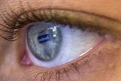 Uvedkommende kunne spionere på Facebook-brukere ved å aktivere deres webkameraer, i hvert fall i teorien, bekrefter den sosiale nettgiganten. Hullet skal nå være tettet.