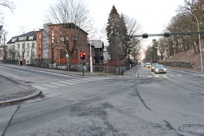 Både Ullevålsveien (til venstre) og Colletts gate (til høyre) skal få ny, svart asfalt på kjørebanen og ny, rød asfalt på sykkelfeltet. (Foto: Anders Haakonsen).