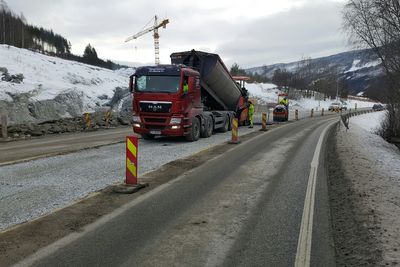 Fra første bil ankom arbeidsområdet klokken ti, til siste bil var tom i halv fire-tiden, hadde arbeidslaget lagt ut 96,5 tonn under krevende føreforhold.