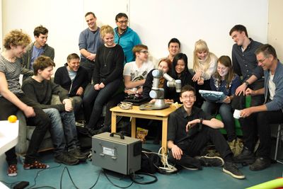 Denn gruppen danske elever på videregående, med et par lærere og mentorer utgjør Danmarks landlag i robotteknologi. De stiller i First Robotics Competition i USA i april.