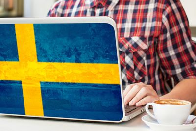 Svenskene har langt billigere bredbånd enn nordmenn. I Stockhom har kommunen valgt å bygge sitt eget fibernett.