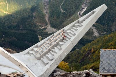 Arbeid pågår på den nye turistveiattraksjonen Utsikten på nasjonal turistvei Gaularfjellet, som åpner i juni 2016. Foto: Code arkitektur / NTB scanpix.