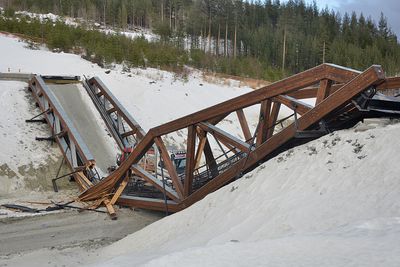 Brua av limtre ble montert i september i fjor som et ledd i utbyggingen av nye E6 i Gudbrandsdalen. Foto: Bård Bårdløkken / NTB scanpix.