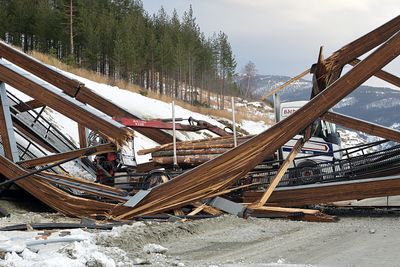 Tømmerbilen falt mellom sju og åtte meter rett ned, da brua knakk på midten. Foto: Bård Bårdløkken / NTB scanpix.