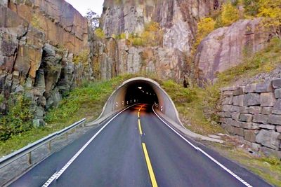 Dette er søndre portal i Logatunnelen på E39 nord for Flekkefjord. Traftec leder konkurransen om kontrakten på drift og vedlikehold av det elektriske anlegget i denne og 27 andre tunneler i Vest-Agder. (Foto.