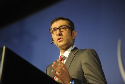 Konsernsjef Rajeev Suri i Nokia mener selskapet leverer i tråd med forventningene. Reaksjonen på børsen i Helsinki forteller at investorene ser det annerledes.