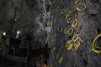 En ny salve klargjøres i den foreløpige enden på tunnelen, ved at 1000 kilo sprengstoff mates inn i fjellveggen.