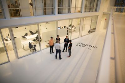 Startuplab i Forskningsparken ved Universitetet i Oslo er et eksempel på gründerfelleskap. Bidragsyter Alain Fassotte oppfordrer gründere til å flytte inn i slike kollektiv. .