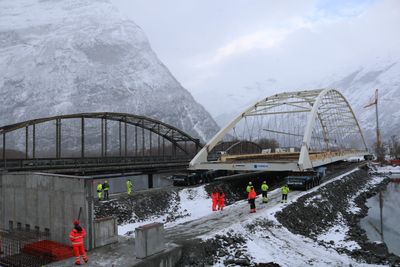 Her rulles den 111 meter lange og 800 tonn tunge konstruksjonen over elva Driva