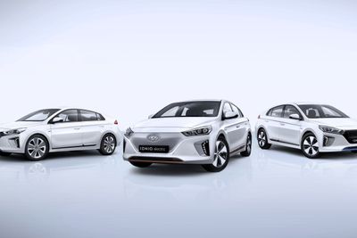 Hyundai Ioniq-trioen vises fram i Genève i neste uke. Elbilen i midten med tett grill og kobberfarget dekor, flankert av hybridene med blå detaljer.